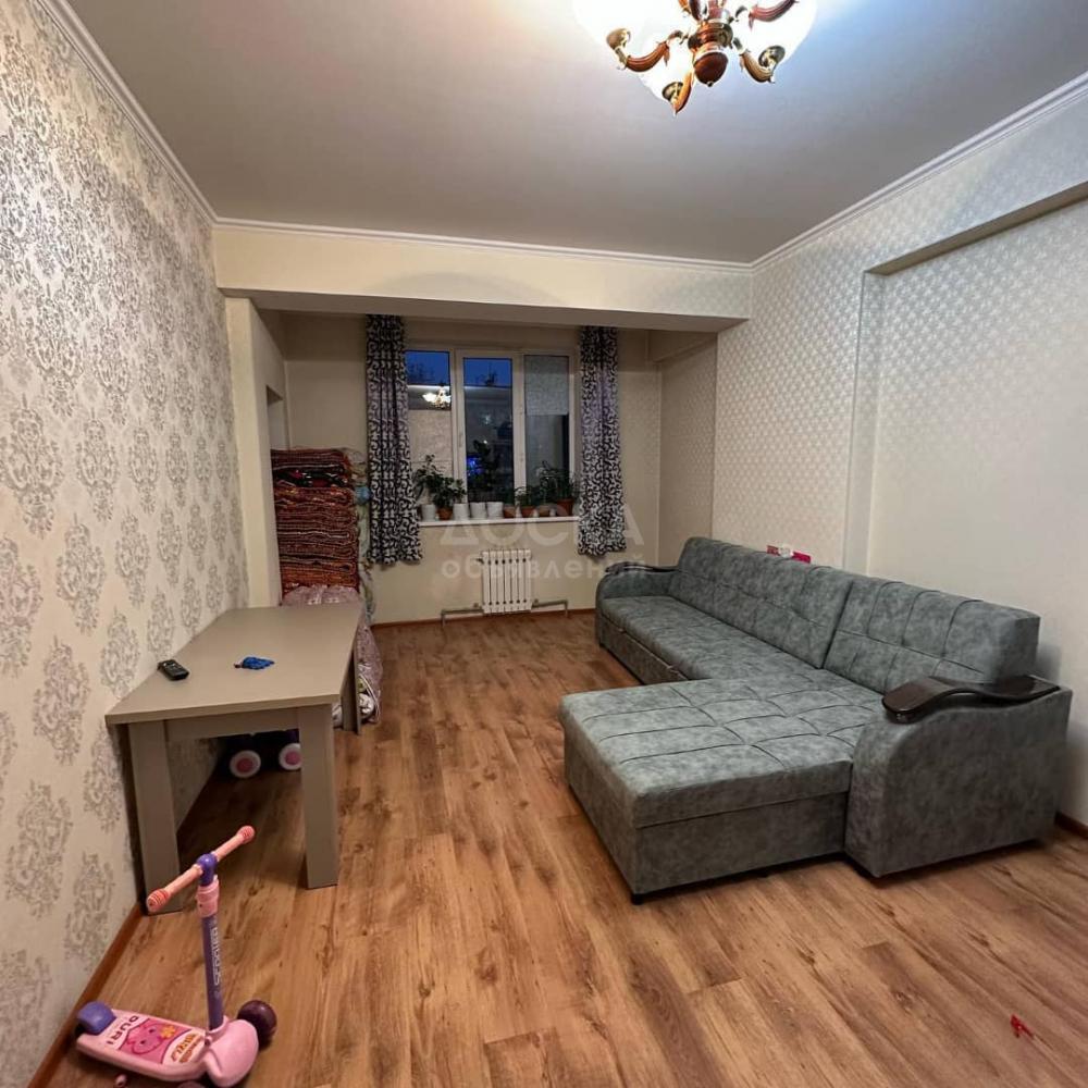Продаю 1-комнатную квартиру, 48кв. м., этаж - 2/10, Ахунбаева/Чапаева.