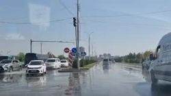 Дорогу по Южной магистрали залило водой. Видео