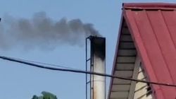Дым из трубы бани на Бейшеналиевой. Видео горожанина