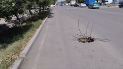 На дороге по ул.Сыдыгалиева люк без крышки. Фото горожанина