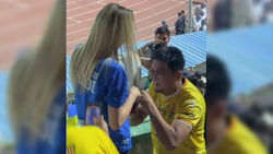Она сказала «Да». Во время матча с участием легенд «Барселоны» парень сделал предложение девушке. Видео