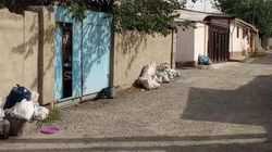 В Краснофлотском переулке мусор лежит с четверга. Фото горожанина