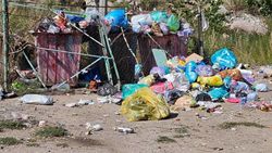 Напротив пансионата «Аврора» на Иссык-Куле не вывозят мусор. Фото