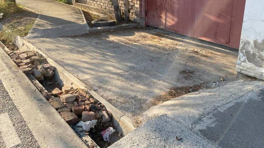 На Суванбердиева арык забили строймусором, чтобы сделать заезд. Фото