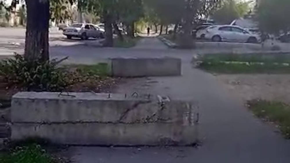 На тротуаре на Льва Толстого поставили два бетонных блока. Видео