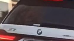 BMW X7 с подложными номерами объезжает пробку на Некрасова по встречке. Видео
