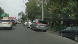 На Алматинке продолжают парковаться в неположенном месте. Фото горожанина