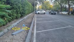 Парковка на ул.Орозбековой после ремонта стали уже и короче. Фото горожанина