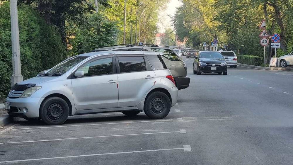 Парковка на ул.Орозбековой после ремонта стали уже и короче. Фото горожанина