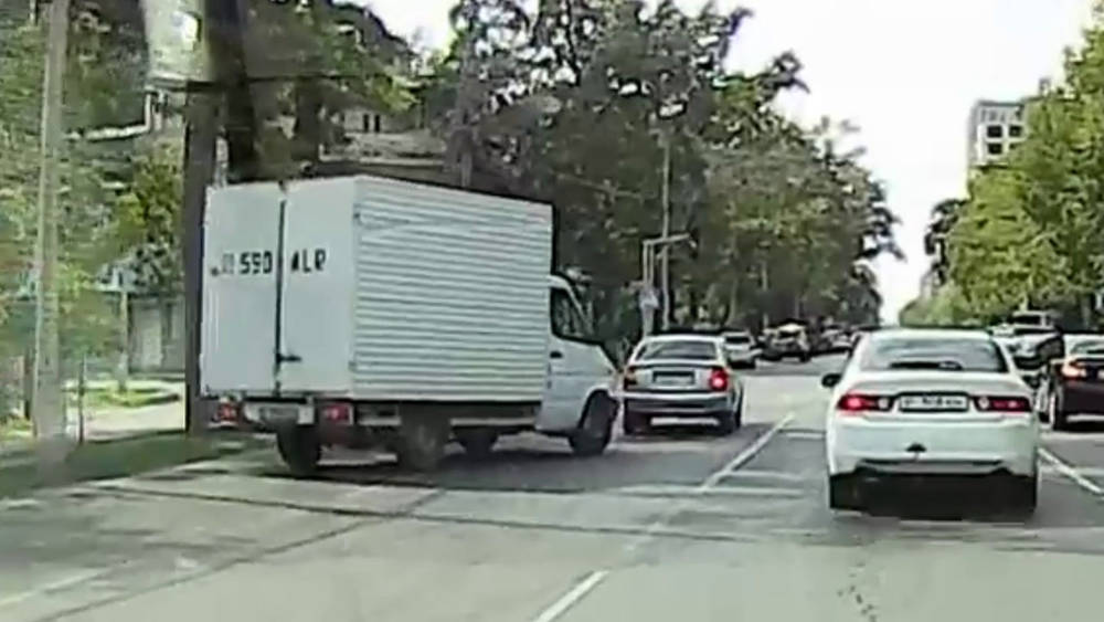 Грузовик задел легковушку с российскими номерами. Видео