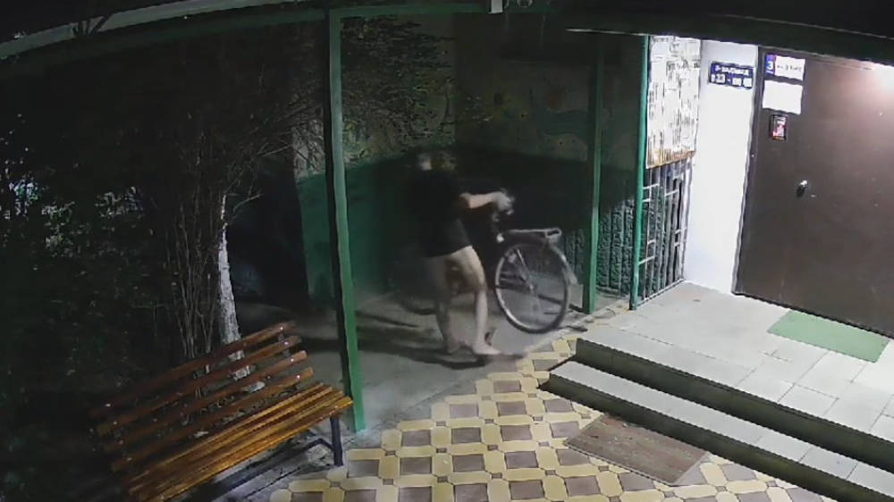 Парень без трусов украл велосипед на ул.Кольбаева. Видео