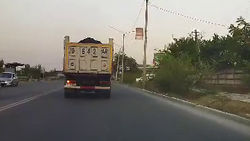 Из грузовика сыпется уголь. Видео