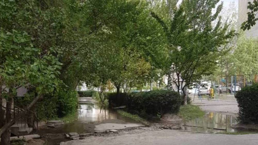 В 12 мкр затопило двор. Фото