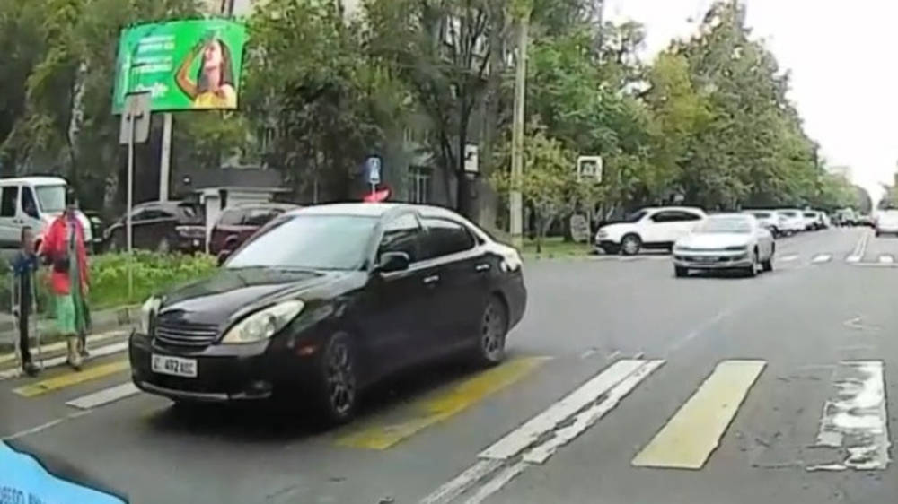 Столичные водители не пропускают пешеходов на «зебре». Видео горожанина