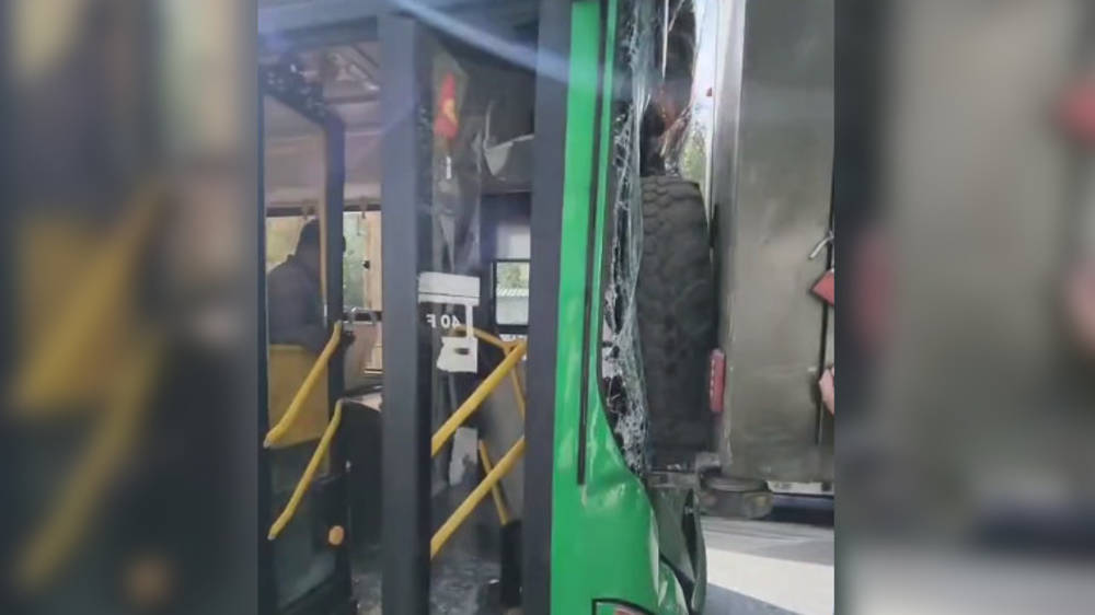 Новый автобус сзади врезался в военный «Урал». Видео с места ДТП