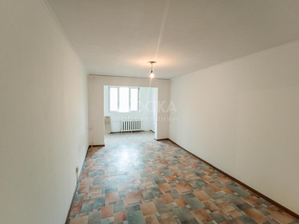 Продаю 2-комнатную квартиру, 48кв. м., этаж - 4/4, 7 Микрорайон, д 12.