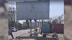 Рекламный щит убрали с тротуара на ул.Токтоналиева после жалобы горожанина. Видео мэрии