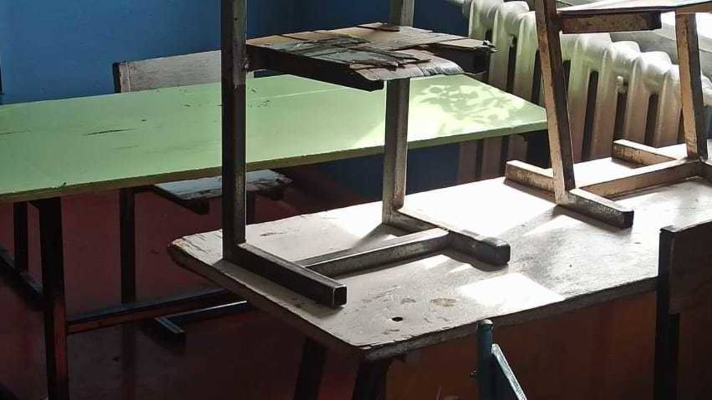 Состояние парт и стульев в одной из школ Баткенской области. Фото жителя