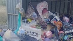 На ул.Тимура Фрунзе куча мусора лежит уже полгода. Фото горожанина