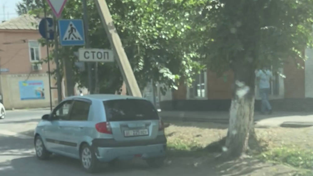 В Оше водители паркуются под запрещающим знаком, создавая затор. Видео