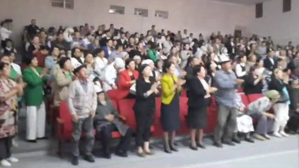 Видео — Реакция зрителей на спектакль «Ыйык жандар» о погибшем солдате в Баткене и ее возлюбленной
