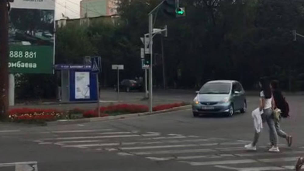 Неправильно работающий светофор на Юнусалиева подвергает пешеходов опасности. Видео горожанина