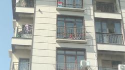 Дети плачут на балконе 8 этажа и не могут попасть внутрь, - бишкекчанин