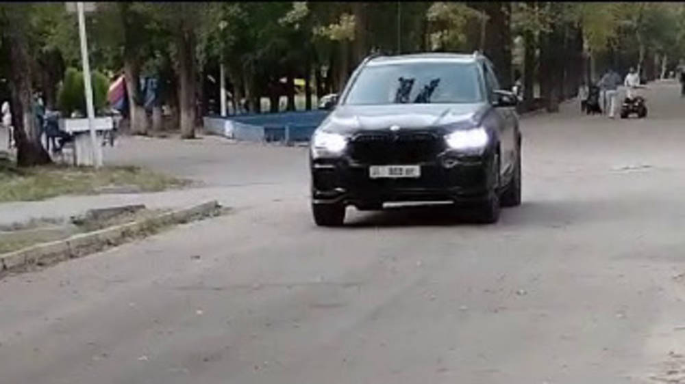 BMW X5 едет по аллее в парке имени Ататюрка. Видео