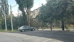 Остановку на ул.Каралаева разрушили и сделали на ее месте парковку. Фото горожанина