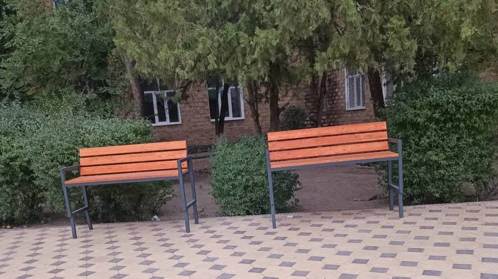Скамейки-великаны в школе №60 в Бишкеке. Фото