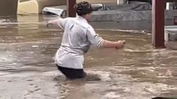 Чолпон-Ату затопило. Женщина по пояс в воде. Видео