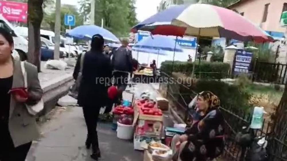 Бишкекчанка просит убрать стихийную торговлю на Московской