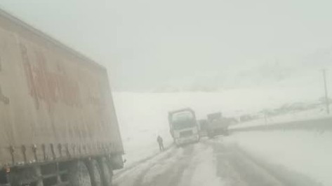 Видео — Из-за снежной бури на перевале Долон машины еле передвигаются — Экология АКИpress