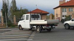 Грузовик «Мерседес» припарковали на «зебре» возле школы. Фото