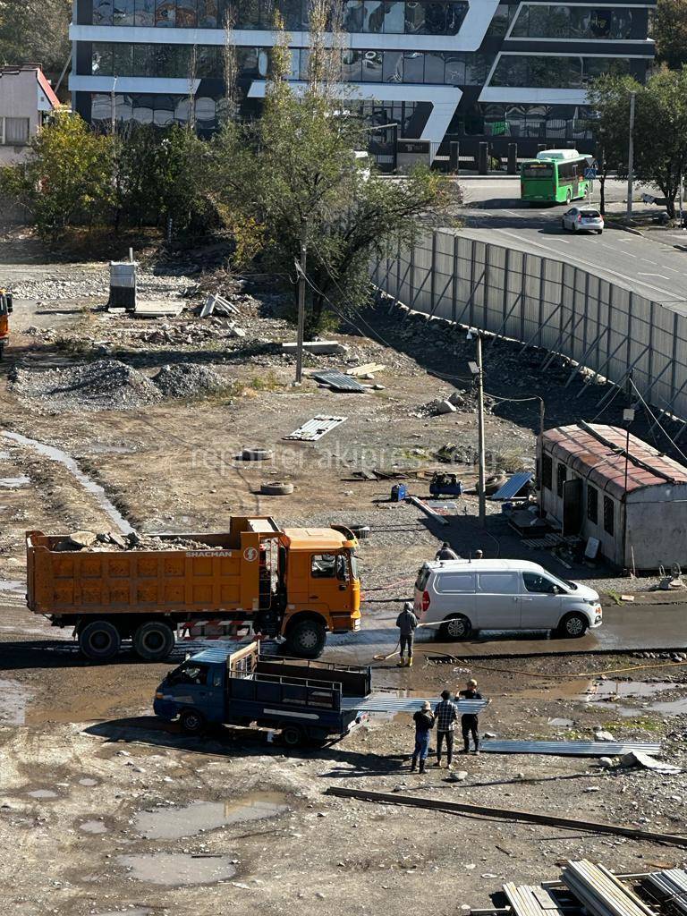 В карьере в 11 мкр моют выезжающие машины. Кто платит за воду? - местные  жители