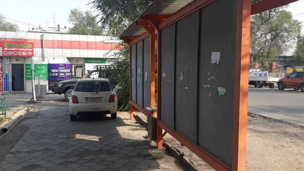 Водитель припарковал «Тойоту Ист» на тротуаре