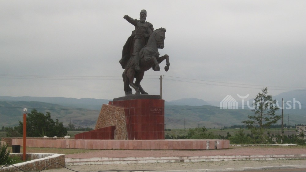 Памятник Шабдан баатыру в городе Кемин