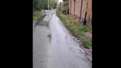 В Киргизии-1 прорвало трубу и вода течет по улице