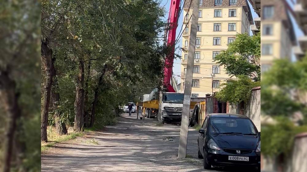 Житель Бишкека жалуется, что стройтехника блокирует проезд по улице Скрябина