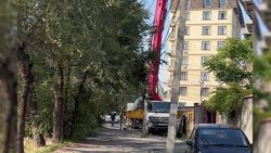 Житель Бишкека жалуется, что стройтехника блокирует проезд по улице Скрябина
