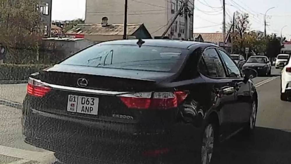 Lexus ES 300H повернул со второй полосы, создав аварийную ситуацию. Видео