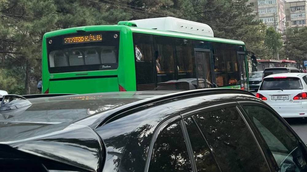 Водитель автобуса №212 высадил пассажиров посреди дороги. Фото горожанина