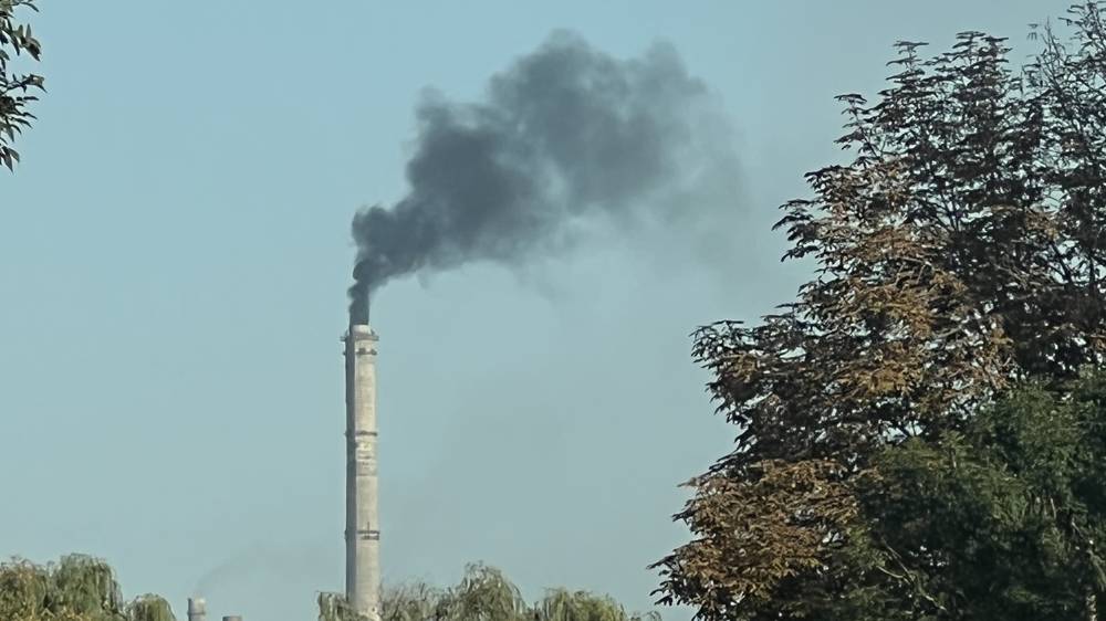 Горожанин жалуется на дым из трубы ТЭЦ. Фото