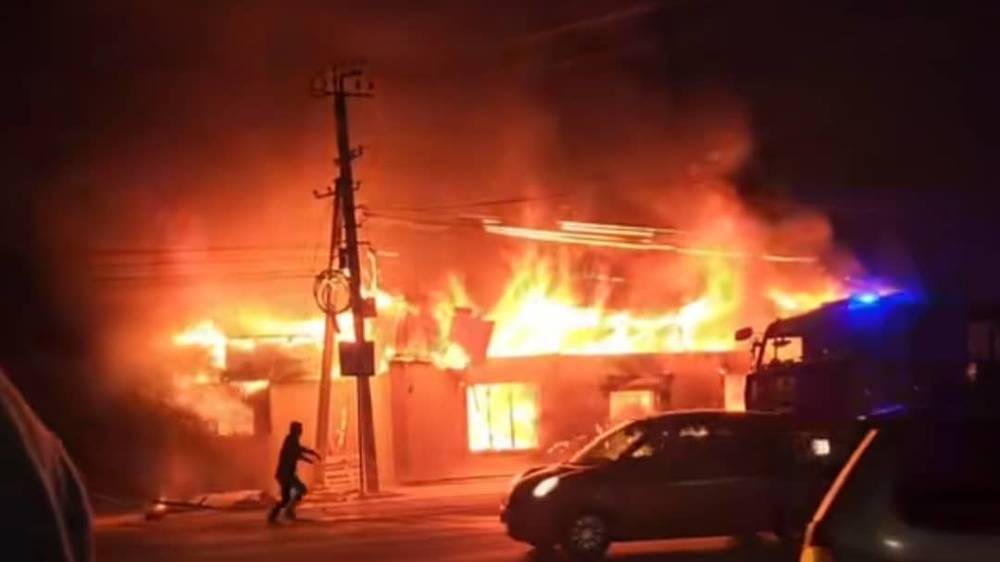 В Ак-Ордо сильный пожар, предположительно горит кафе. Видео