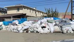«Тазалык» убрал мусор из текстильного отхода в районе рынка «Мадина»