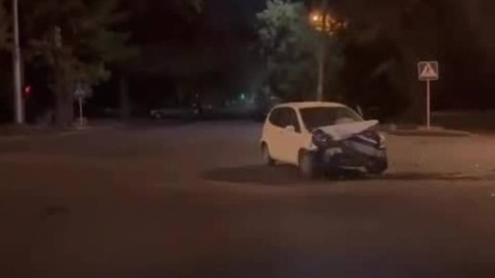 В Бишкеке столкнулись два «Фита»