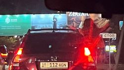 В Бишкеке девушка вылезла из окна машины во время движения авто