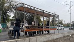 Горожанин жалуется на высокие скамейки на остановках на Фучика
