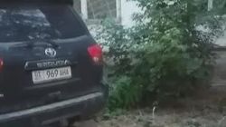 «Тойоту Секвойя» припарковали на газоне. Видео
