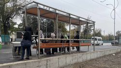 «Бишкекасфальтсервис» снизит скамейки на остановках на Фучика, - мэрия